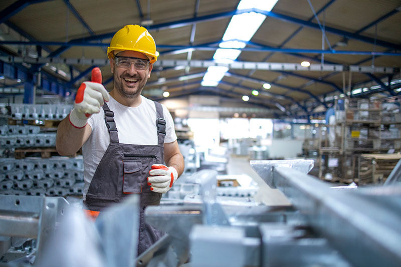 Trabajador de una fábrica con el pulgar arriba