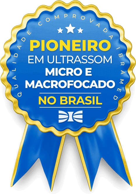 Sello con texto en brasileno sobre equipo pionero en Ultrasonido Micro y Macrofocalizado en Brasil